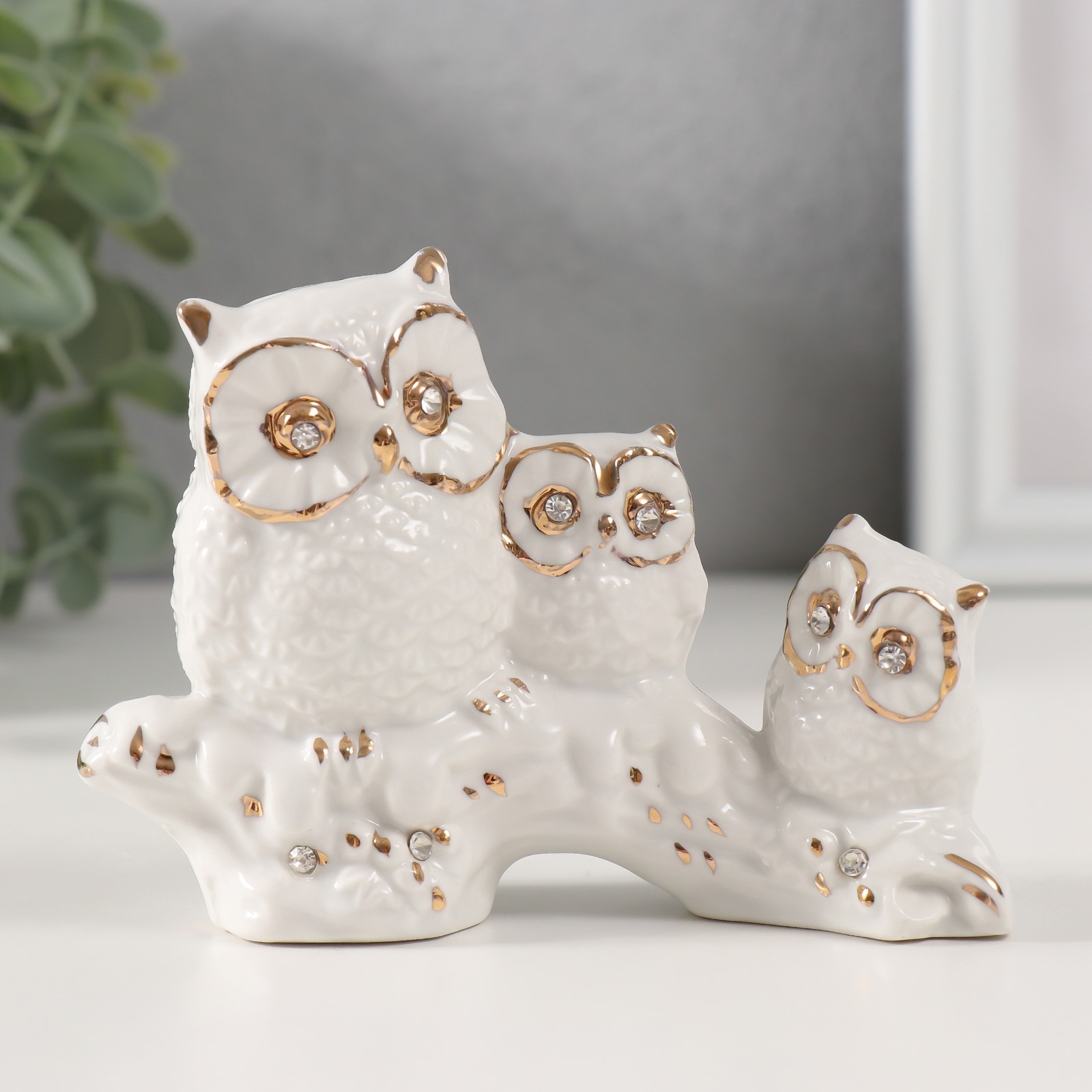 Сувенир керамика "Три белых филина на коряге"  3,8х11х8,5 см 10123459 Сувенир керамика "Три белых филина на коряге"  3,8х11х8,5 см 10123459