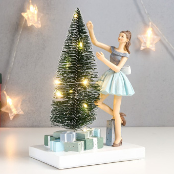 Сувенир полистоун световой "Девушка украшает ёлочку" 24,5х11х15 см   7650109