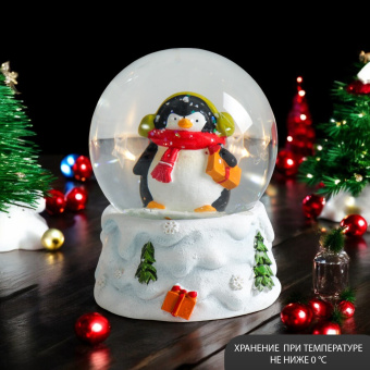 Сувенир полистоун водяной шар "Пингвинчик в шарфике и наушниках" 7х6,7х8,8 см   7568037